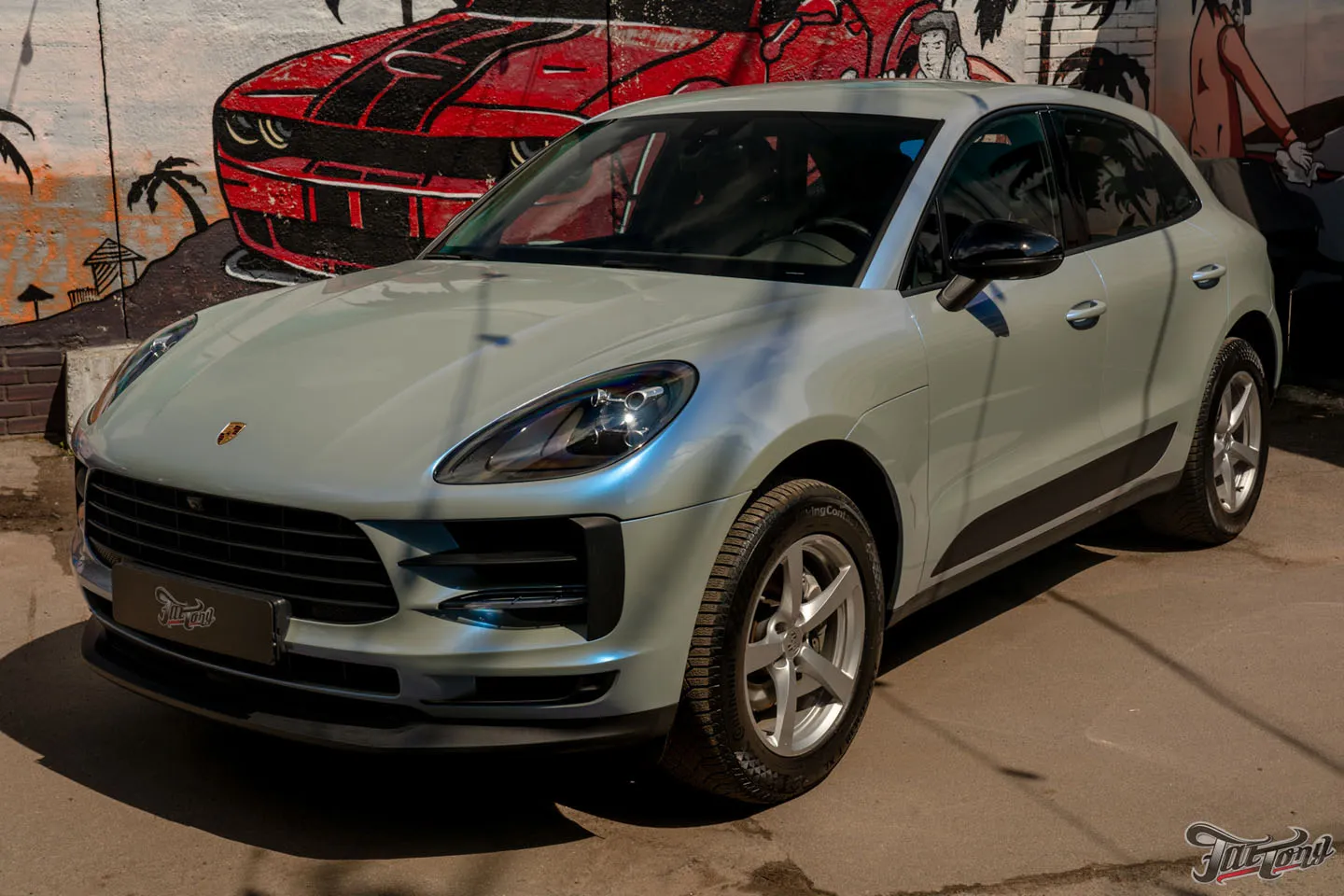 Оклеили Porsche Macan в потрясающий перламутровый голубой винил!